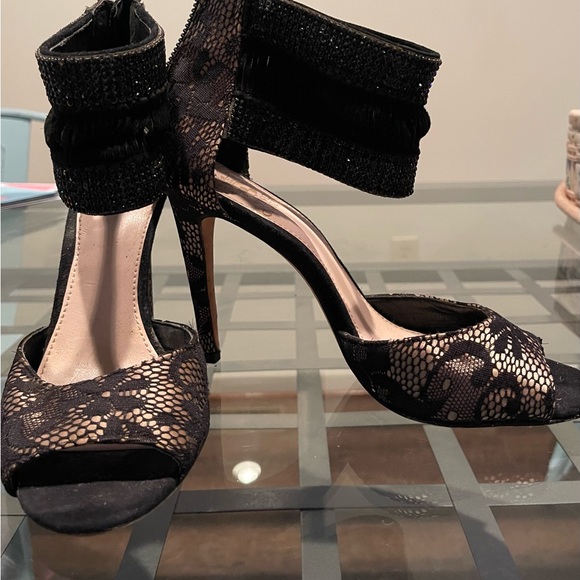 Vince Camuto Heels with Crystal and Lace Ankle Strap- Peep Toe Women’s size 7.5 - Picture 8 of 10